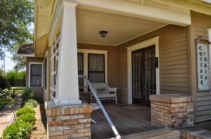 Cottage on Main - Cuero